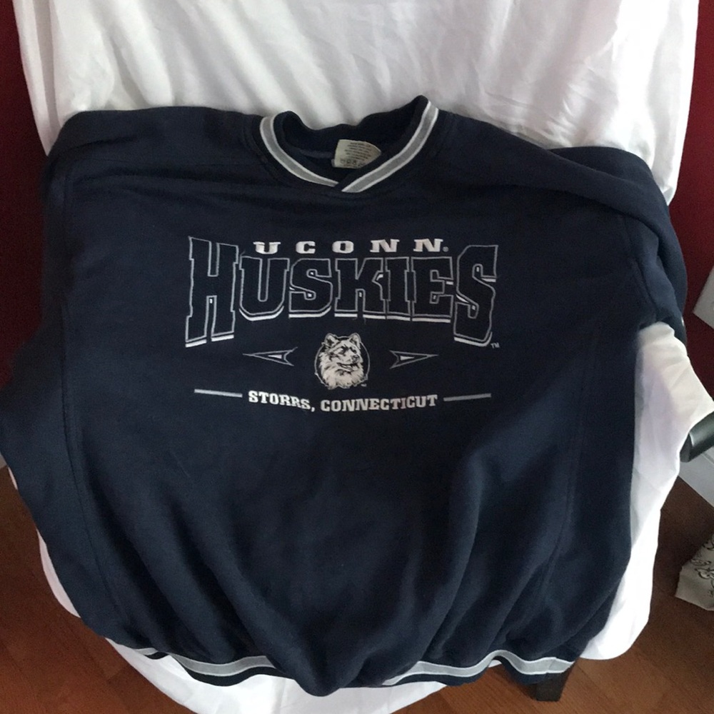 Vintage UCONN Huskies pullover